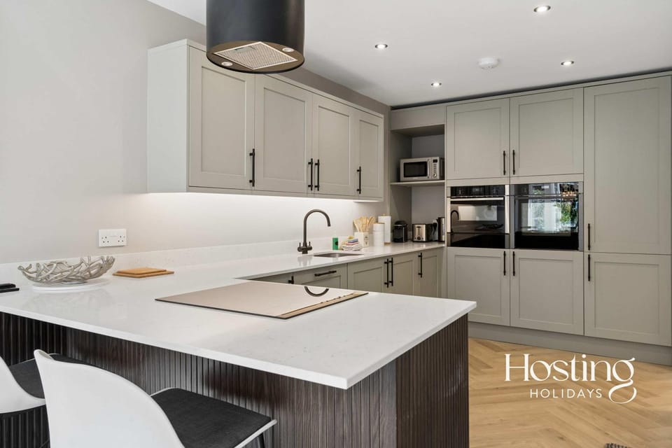 Kitchen or kitchenette, dishwasher, oven, toaster