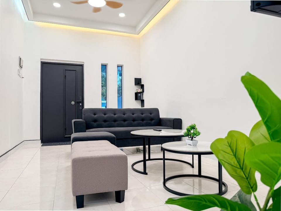 Black & White 3BR Landed 8 Pax with Free Netflix WiFi Coway House in Perak
