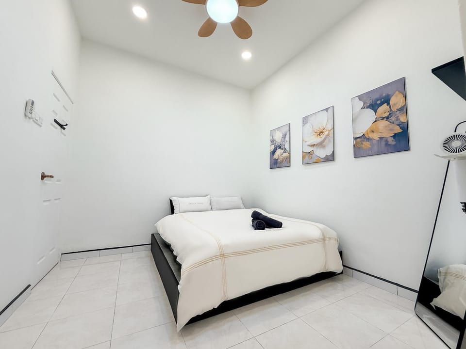 Black & White 3BR Landed 8 Pax with Free Netflix WiFi Coway House in Perak