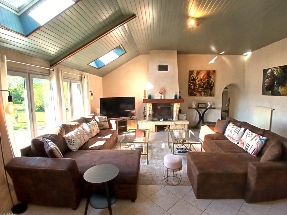 Communal lounge/ TV room, TV and multimedia, Living room, Seating area, Evening entertainment