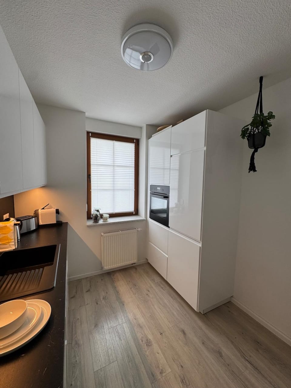 Kitchen or kitchenette, oven