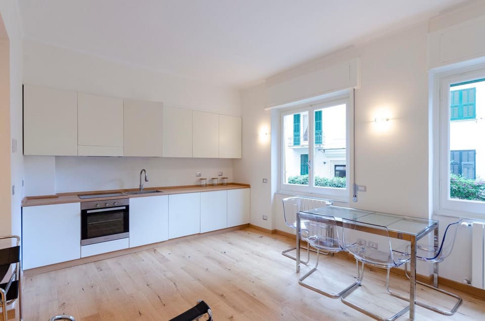 Kitchen or kitchenette, Dining area, oven, stove