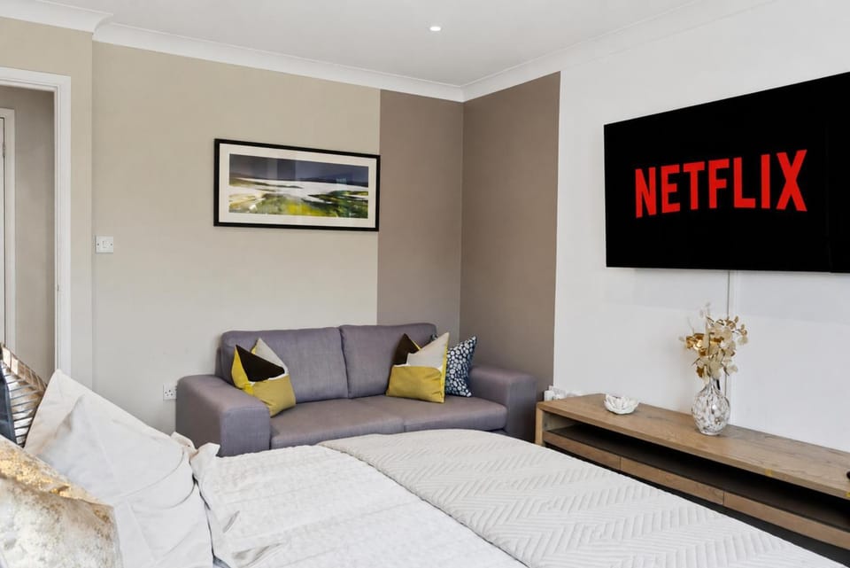 TV and multimedia, Photo of the whole room, Bedroom