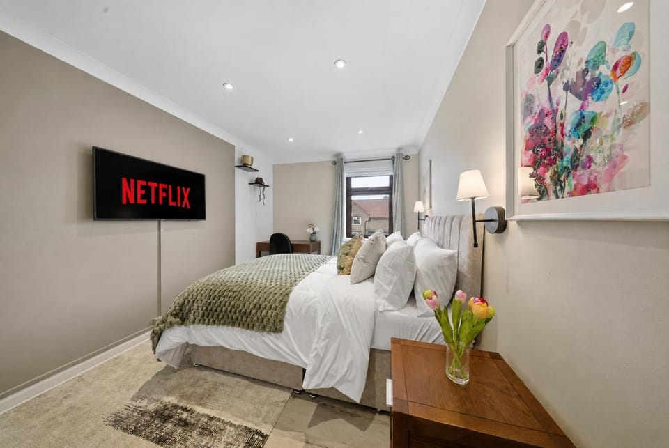 Contractor's Choice- 2 rooms - Sleeps 4 - 2 Separate Sleeping Zones - Free Parking Apartment in England