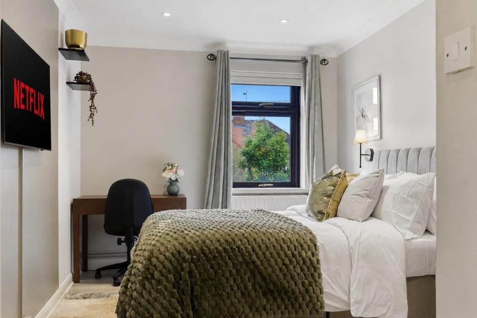 Bed, Photo of the whole room, Bedroom