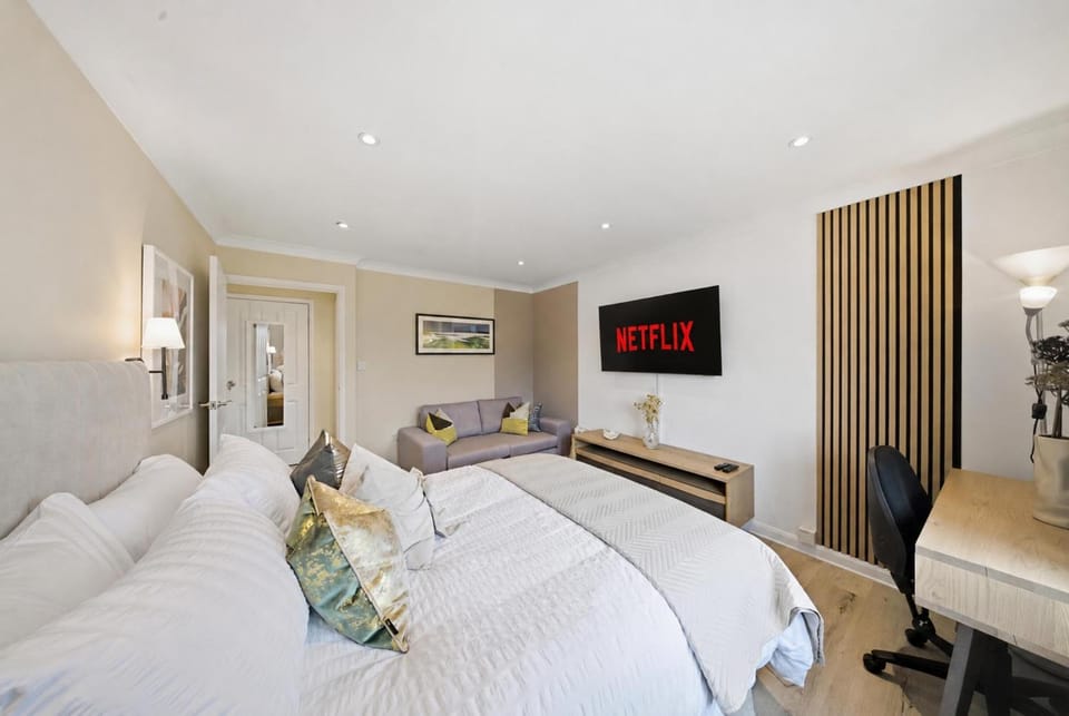 Bed, TV and multimedia, Photo of the whole room, Bedroom