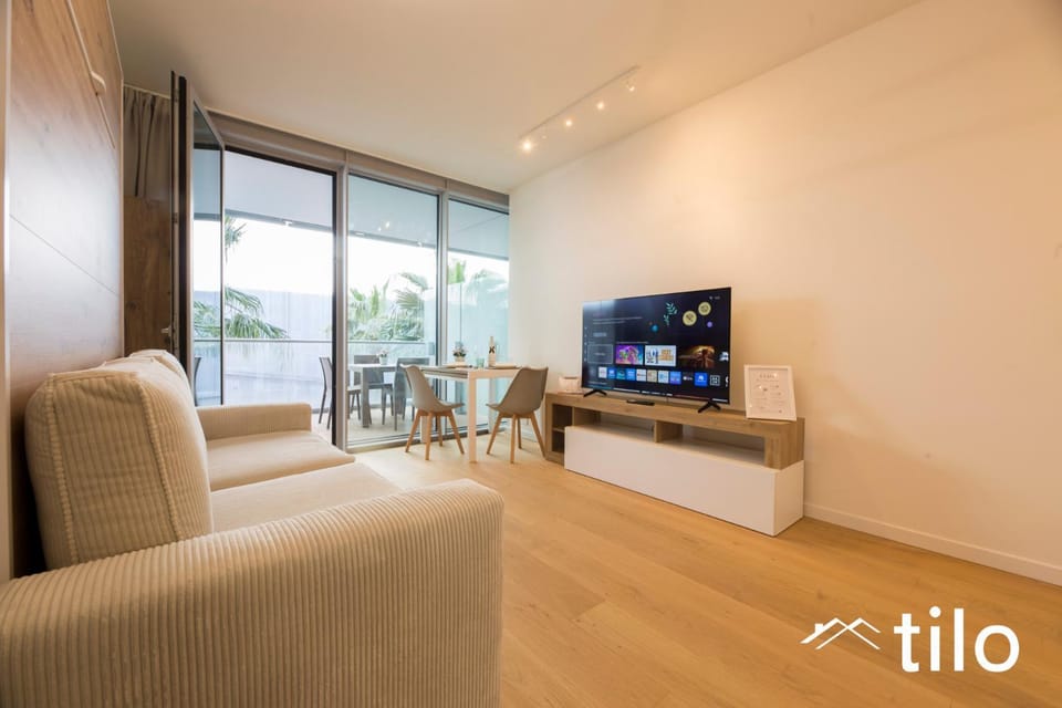 Communal lounge/ TV room, TV and multimedia, Living room, Seating area, Dining area