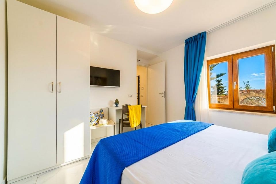 Bed, TV and multimedia, Bedroom