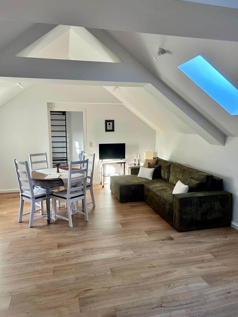 TV and multimedia, Living room, Seating area, Dining area
