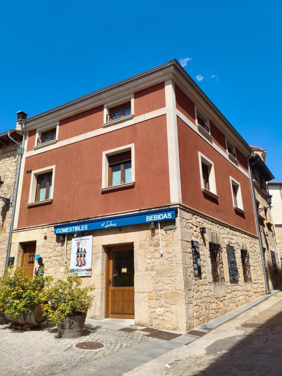 Facade/entrance