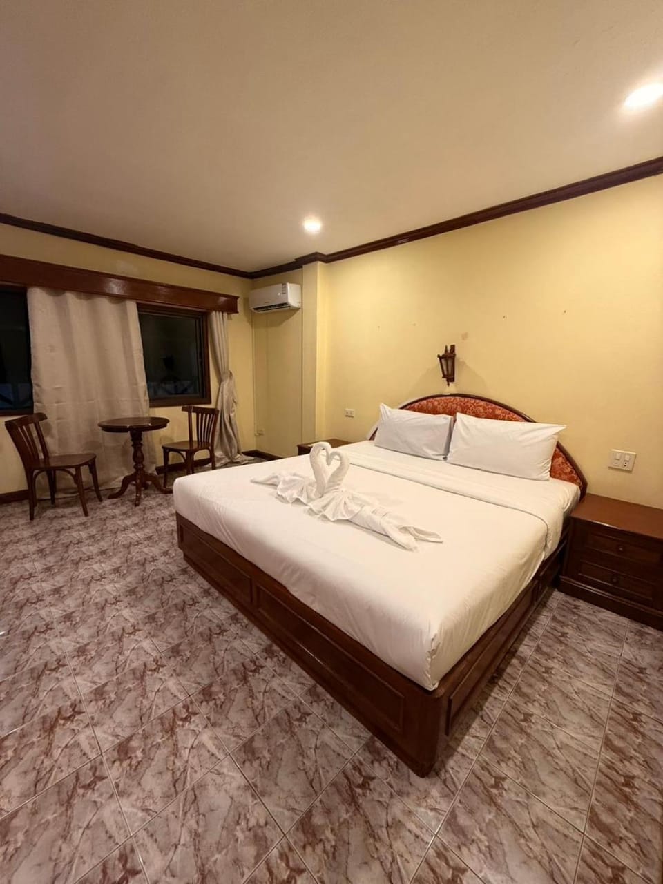 Property building, Bed, Living room, Photo of the whole room, Seating area