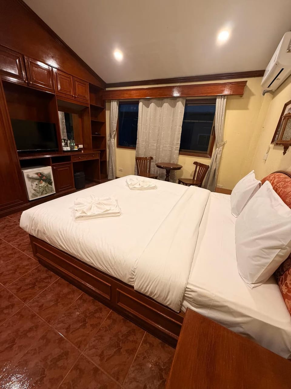 Bed, TV and multimedia, air conditioner