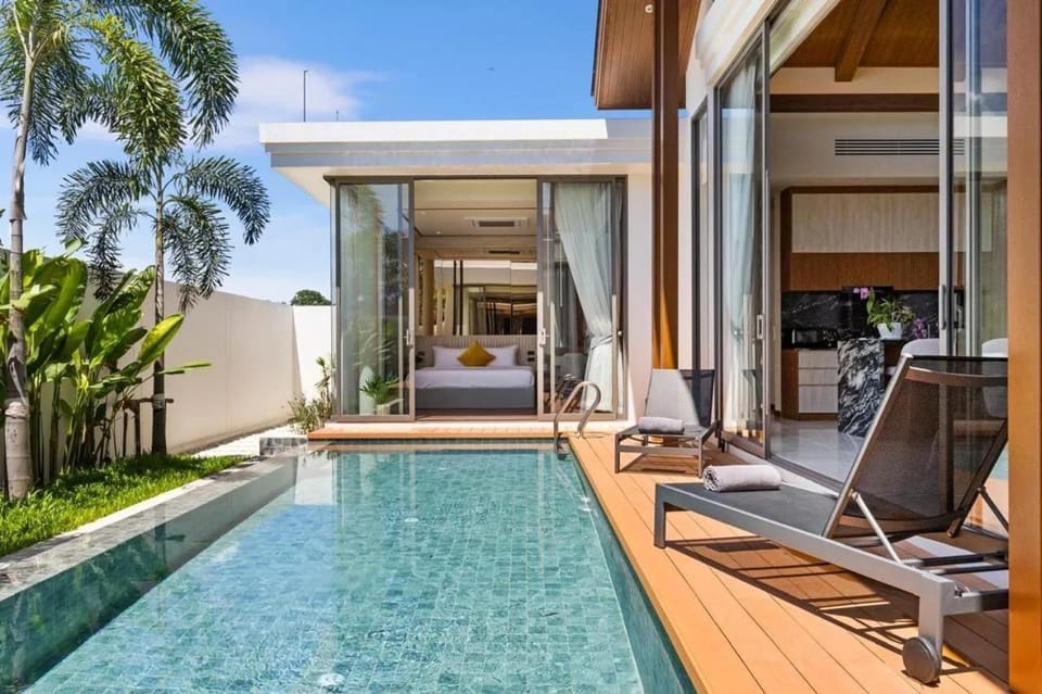 Balcony/Terrace, Seating area, Pool view