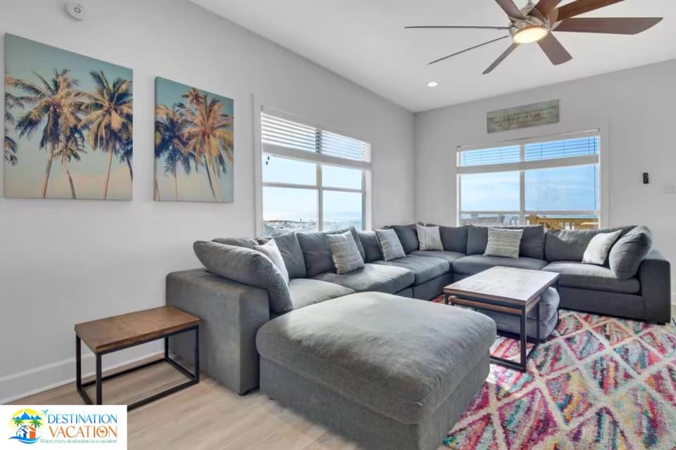 Beachfront Paradise Pool 4 King Beds Views Apartment in West Beach