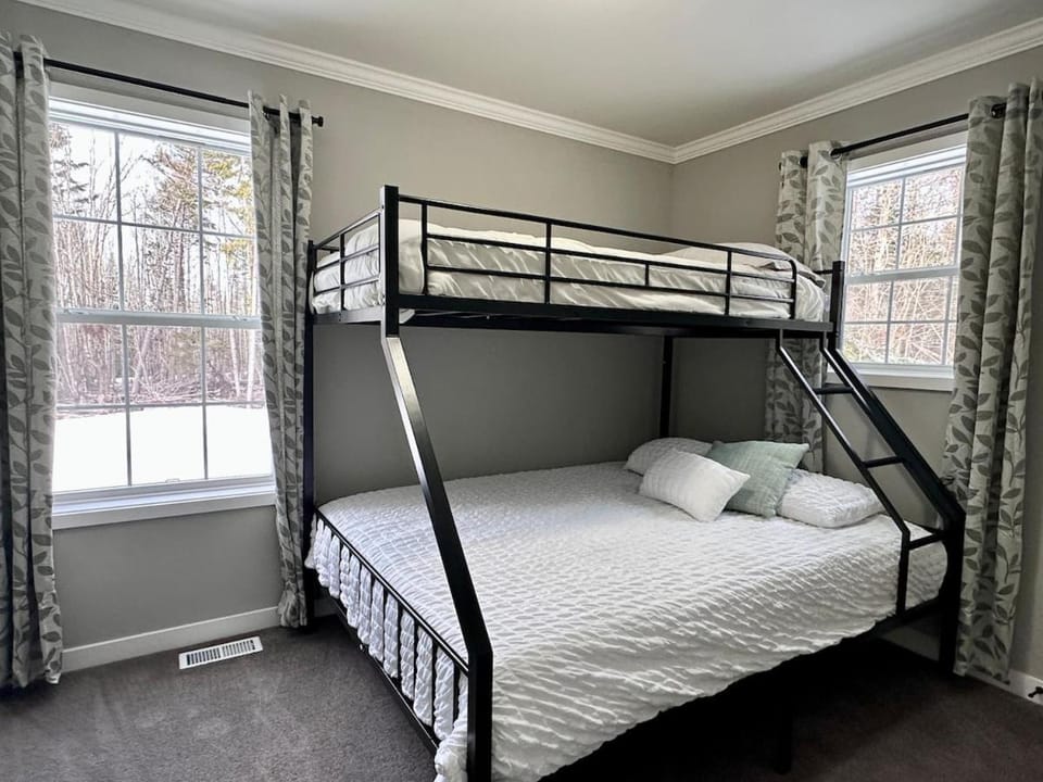 Bedroom, bunk bed