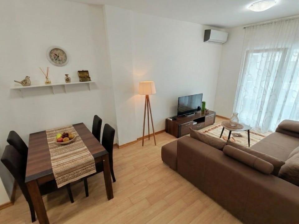 Living room, Seating area, Dining area, air conditioner