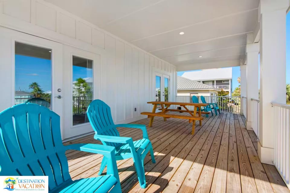 Beachside Escape w Pool, Views & Pickleball Fun Apartment in West Beach