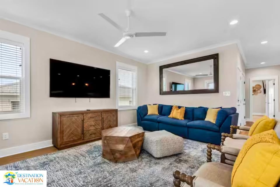 Spacious 14-Guest Beach House Pool Pickleball Apartment in West Beach