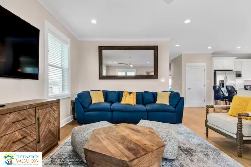 Spacious 14-Guest Beach House Pool Pickleball Apartment in West Beach