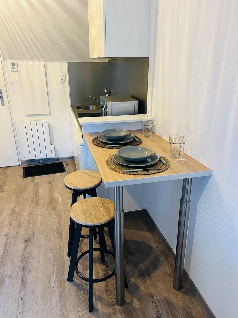 Kitchen or kitchenette, Dining area