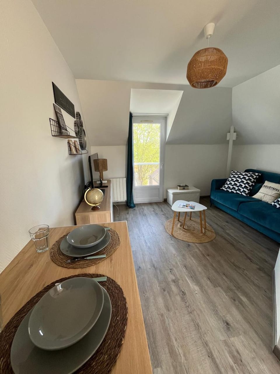 Living room, Seating area, Dining area