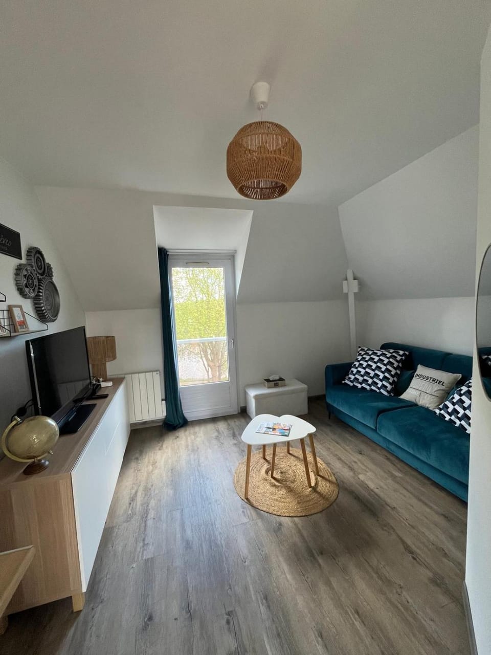 Bed, TV and multimedia, Living room, Bedroom
