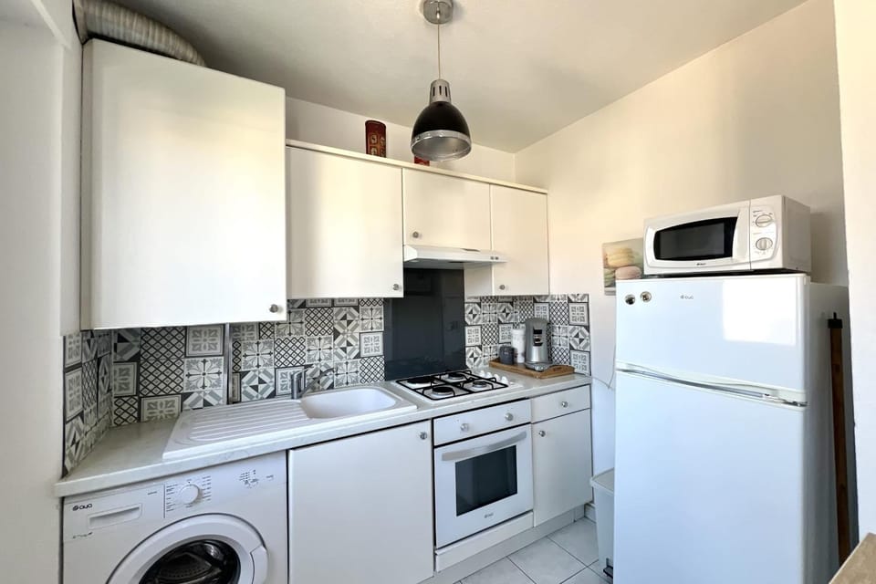 Bright apartment in Golfe-Juan parking & beaches Apartment in Antibes