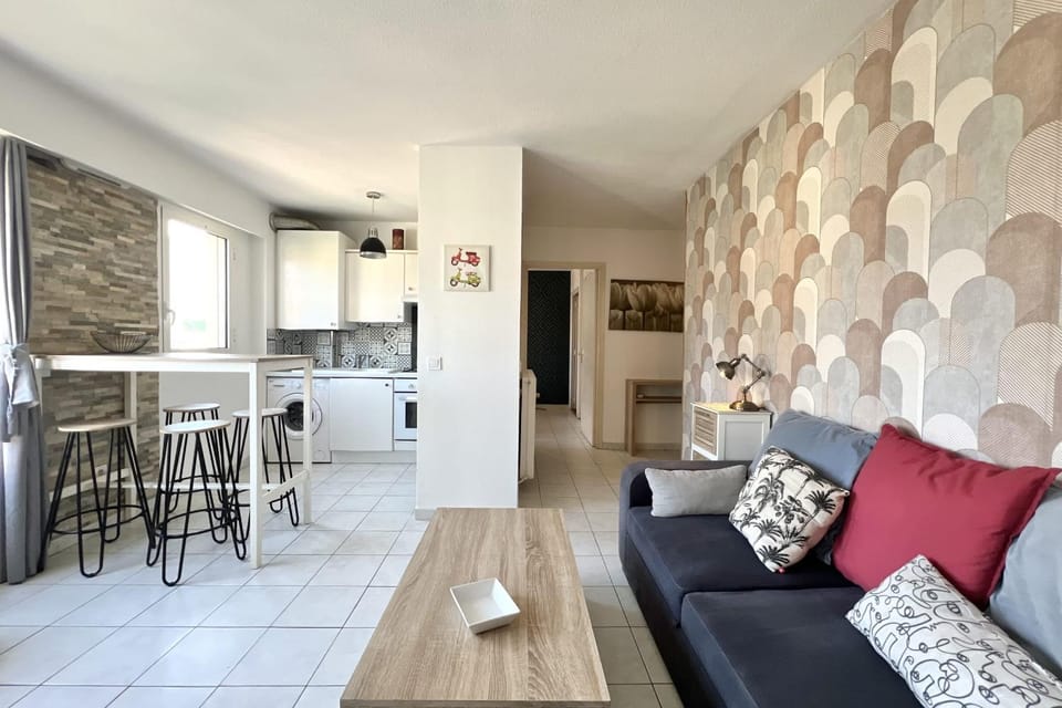 Bright apartment in Golfe-Juan parking & beaches Apartment in Antibes