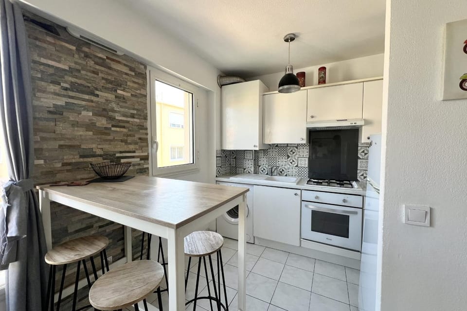 Bright apartment in Golfe-Juan parking & beaches Apartment in Antibes