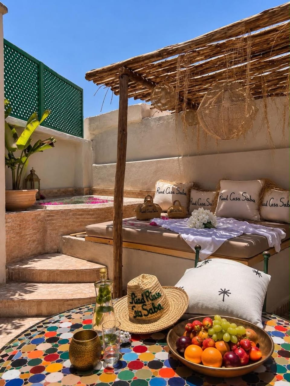 Patio, Day, Balcony/Terrace, Living room, Food and drinks, Seating area, Dining area, Food
