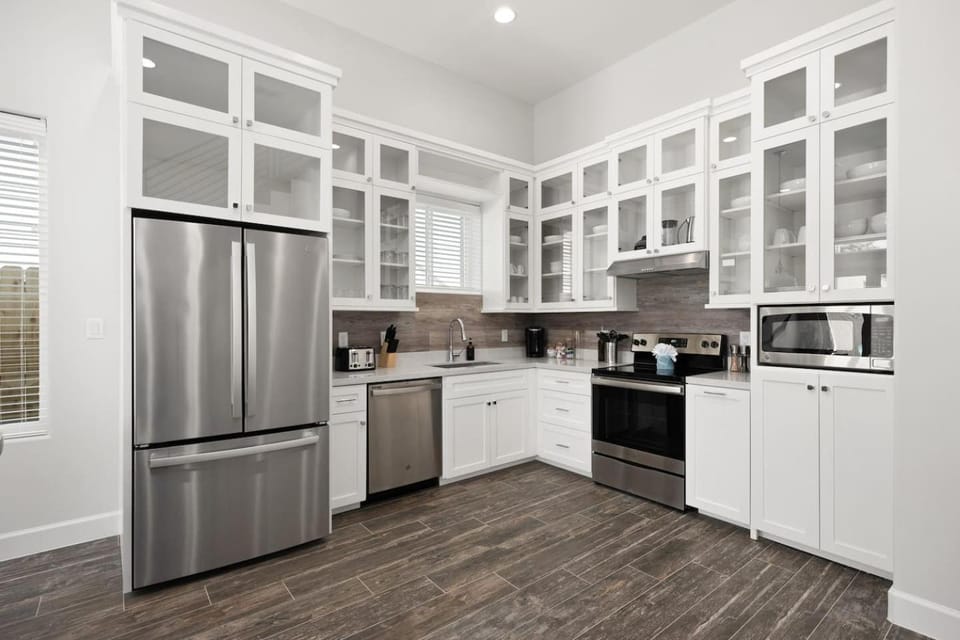 Coffee/tea facilities, Kitchen or kitchenette, dishwasher, oven, stove