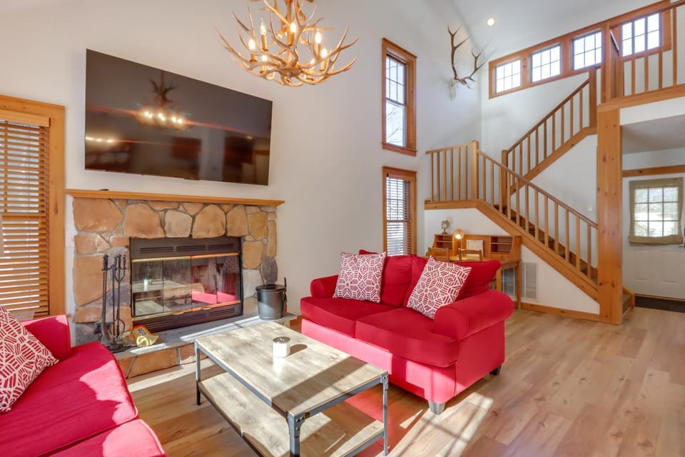 Near Slopes, Trails & Fun! Camelback Townhome House in Pocono Mountains