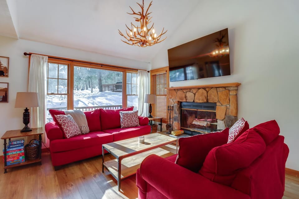 Near Slopes, Trails & Fun! Camelback Townhome House in Pocono Mountains