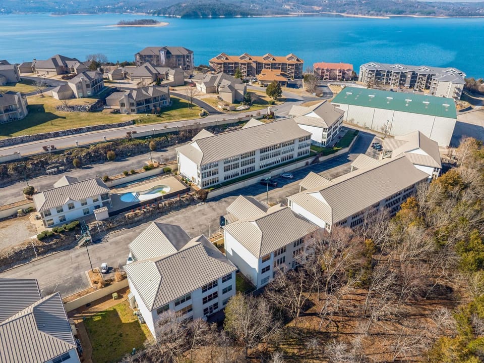 Property building, Day, Neighbourhood, Natural landscape, Bird's eye view, Lake view, Street view, Location