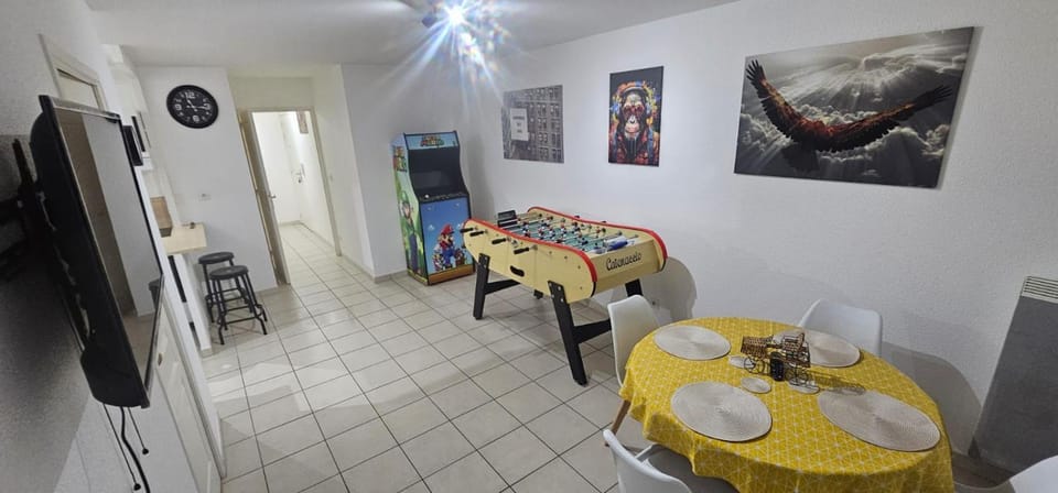 Communal lounge/ TV room, TV and multimedia, Living room, Seating area, Dining area