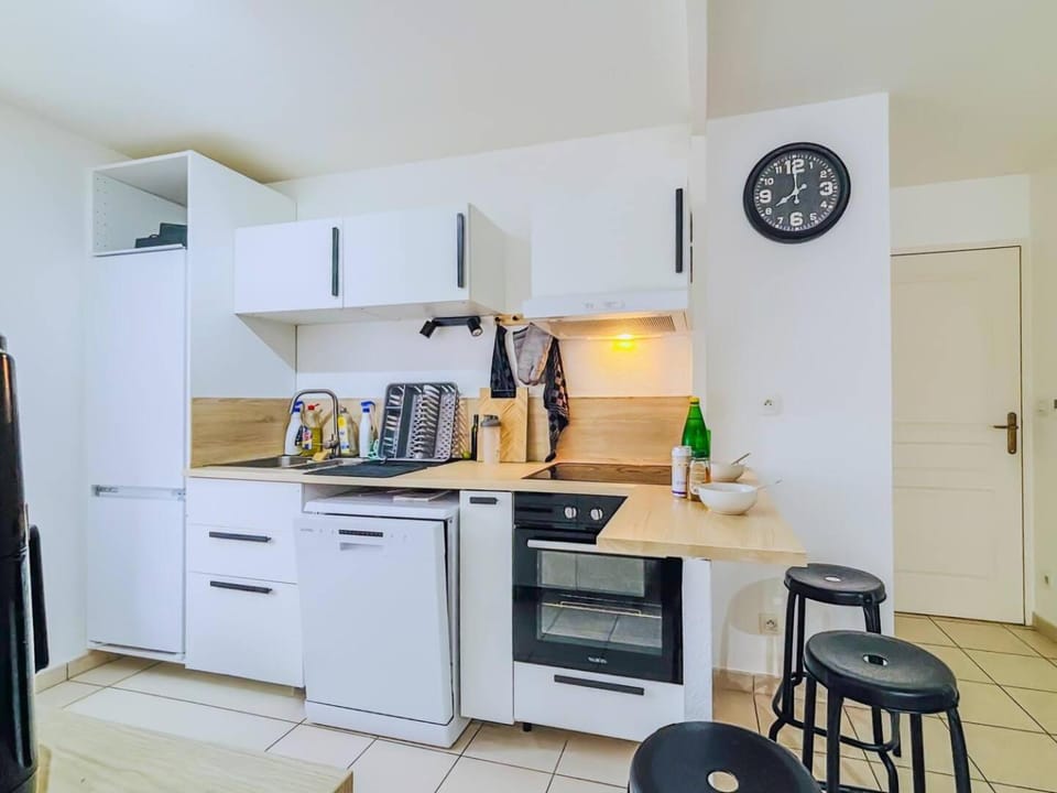 Kitchen or kitchenette, Dining area, dishwasher, minibar, oven, stove