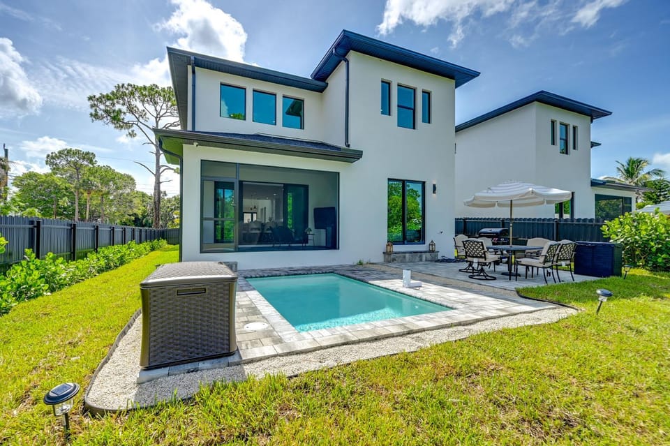 3 Mi to Naples Beach: Chic Group Getaway w/ Pools! House in East Naples