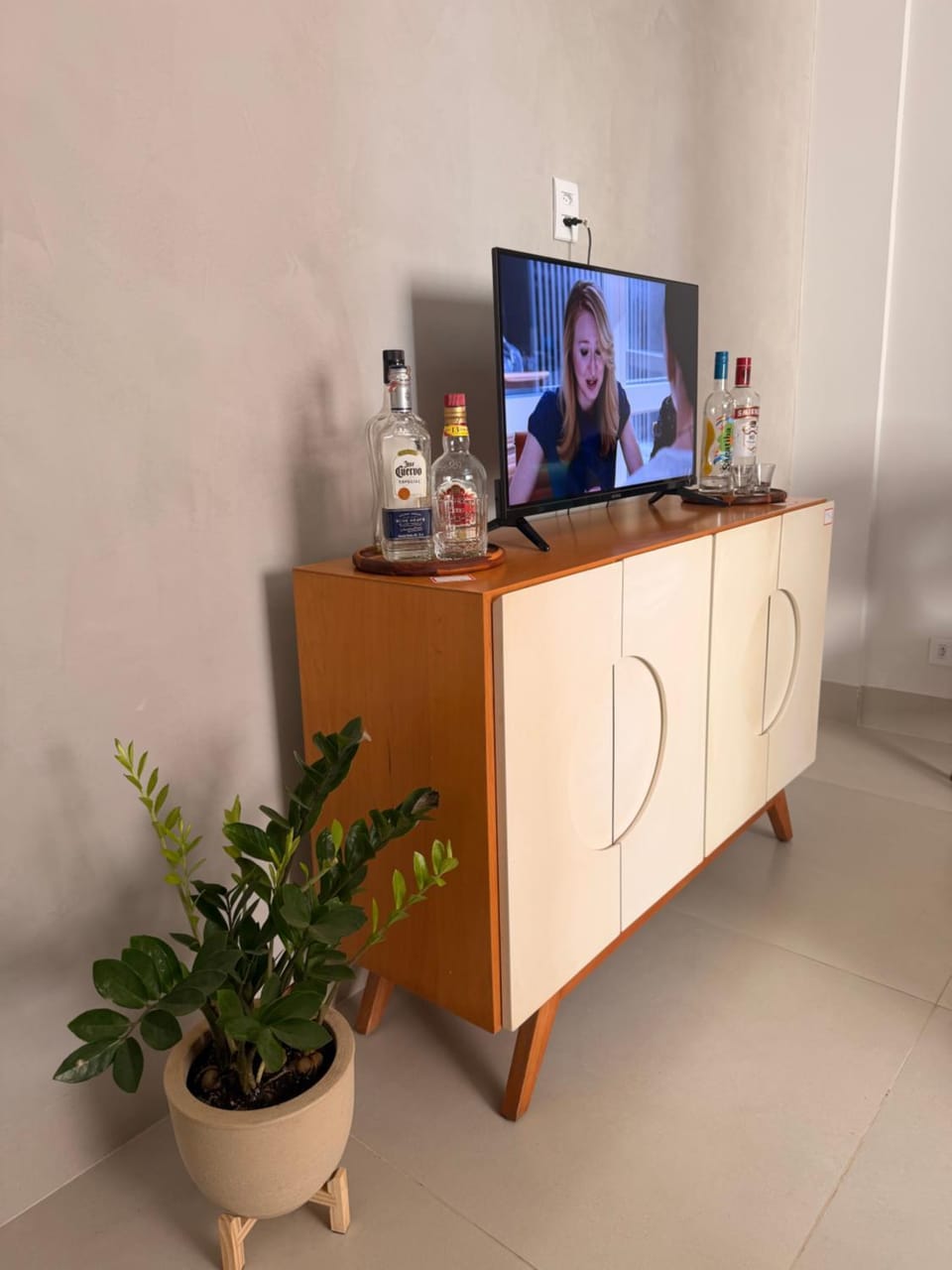 TV and multimedia, Floor plan, Evening entertainment, Drinks, Alcoholic drinks
