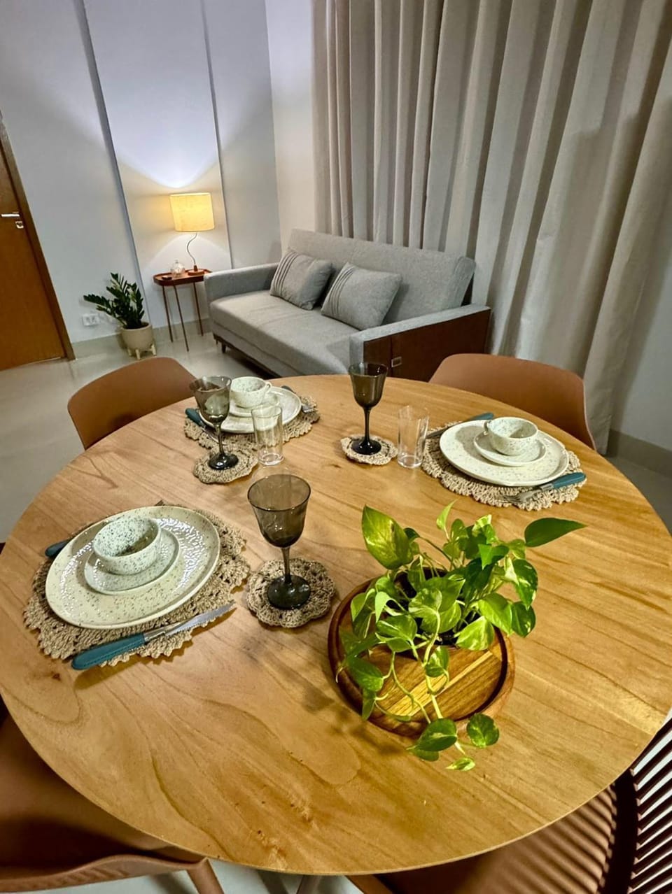Living room, Food and drinks, Seating area, Dining area, Food, Drinks