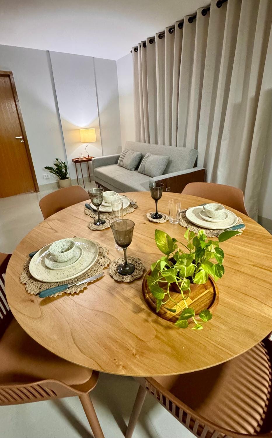 Living room, Food and drinks, Seating area, Dining area, Food