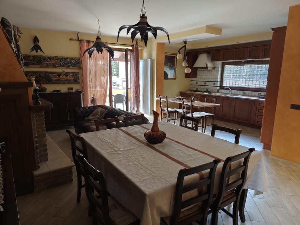 Communal lounge/ TV room, Living room, Dining area