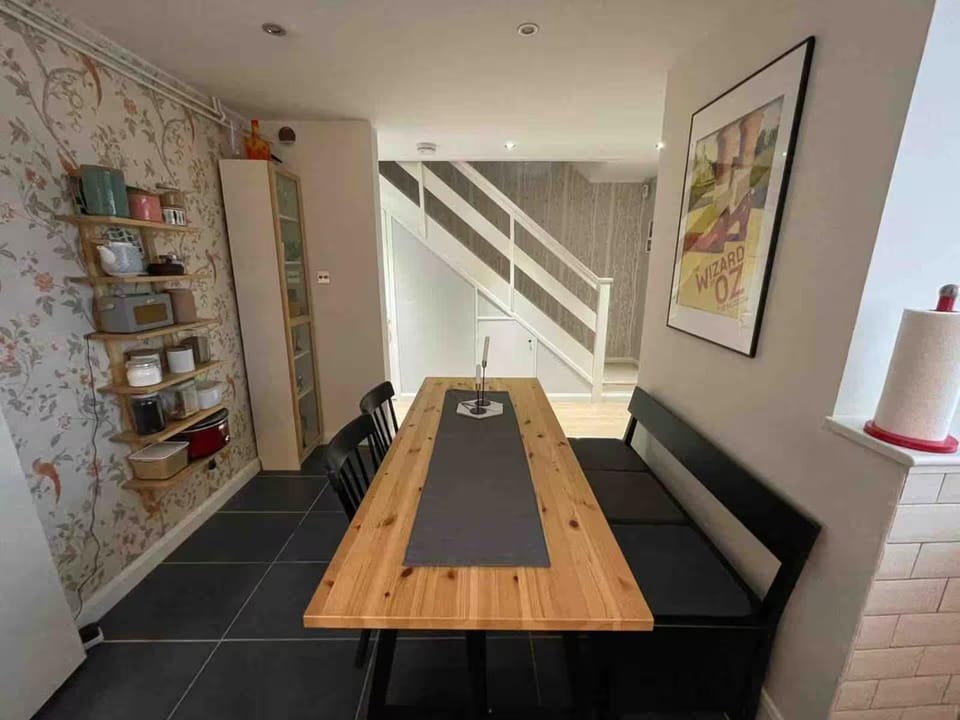 Kitchen or kitchenette, Living room, Seating area, Dining area