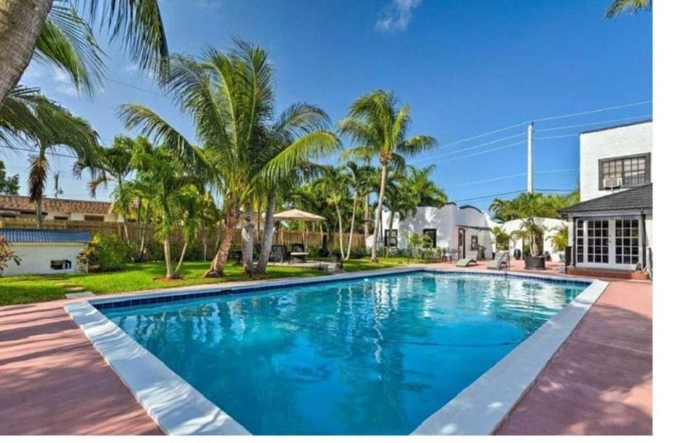 Tropical 7BR Mini-Resort w/ Pool - Near Beach House in Boynton Beach