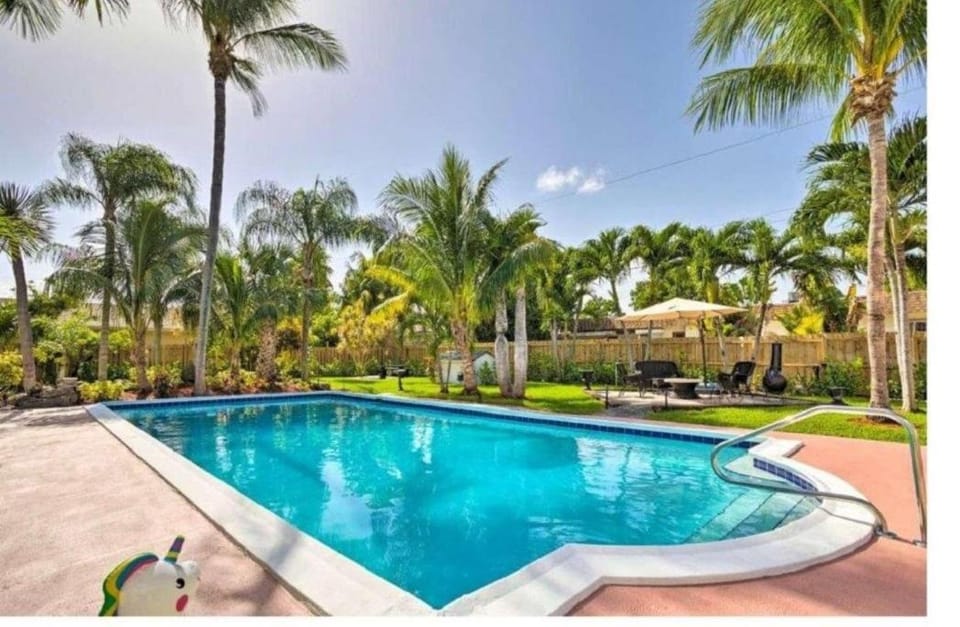 Tropical 7BR Mini-Resort w/ Pool - Near Beach House in Boynton Beach