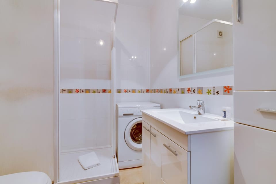 Toilet, Bathroom, towels, washing machine