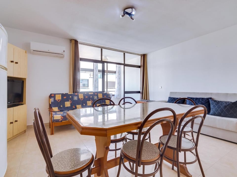 TV and multimedia, Kitchen or kitchenette, Living room, Seating area, Dining area, air conditioner