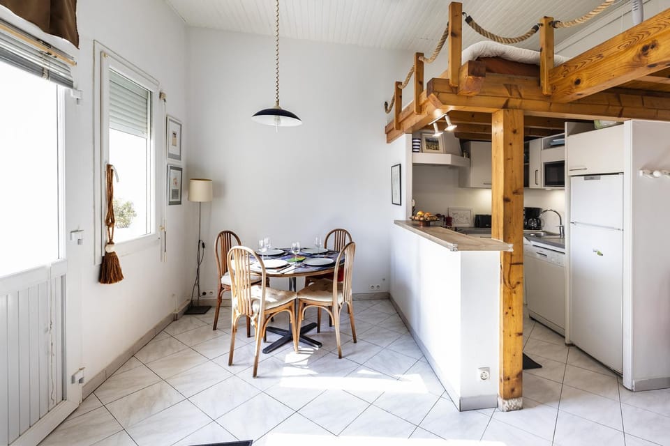 Kitchen or kitchenette, Dining area