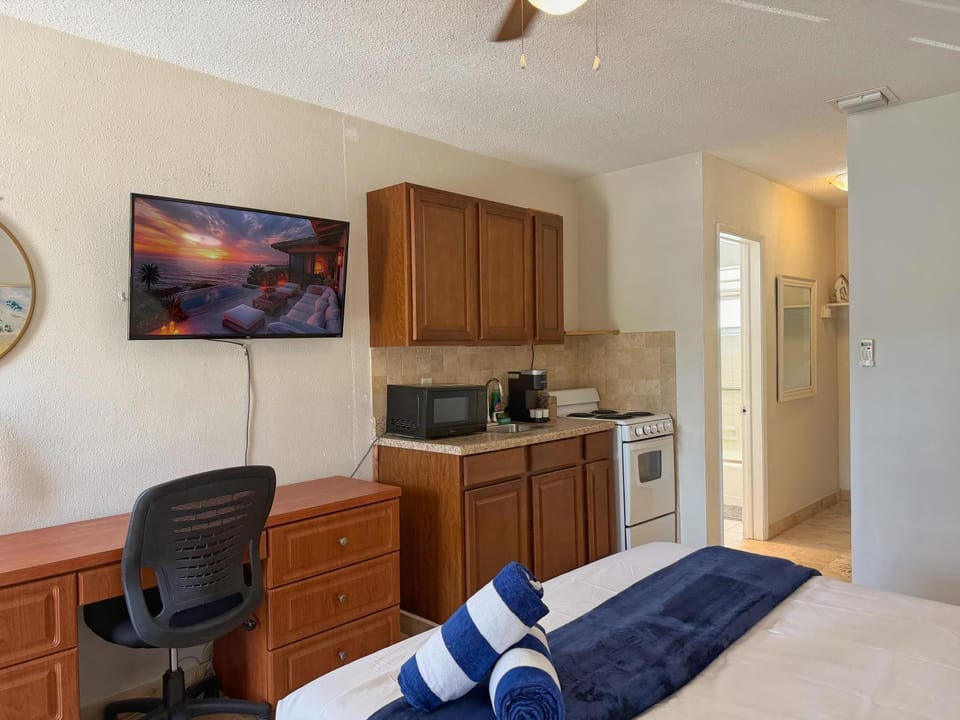 Stylish Beach Studio with Pool and Workspace Apt19 Apartment in Pompano Beach