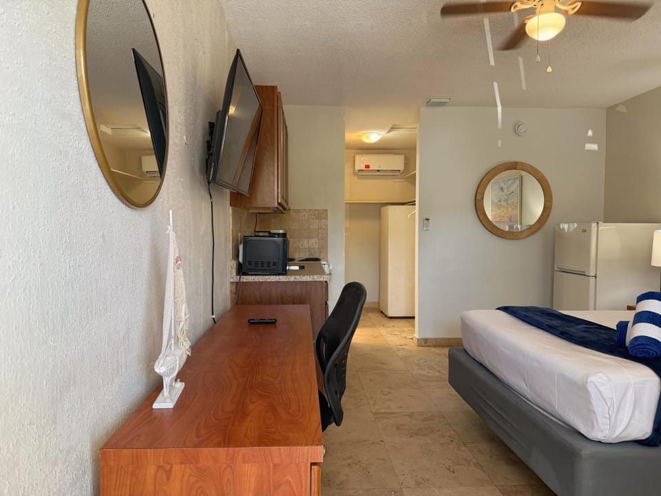 Stylish Beach Studio with Pool and Workspace Apt19 Apartment in Pompano Beach