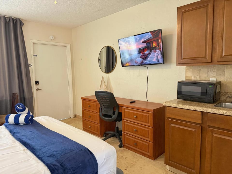 Stylish Beach Studio with Pool and Workspace Apt19 Apartment in Pompano Beach
